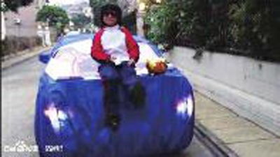 Chiếc xe hơi đồ chơi giống y như thật là món quà mà cô bé 10 tuổi dành tặng thần tượng La Chí Tường.